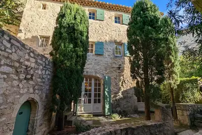 Image de Une maison de village provençale à quelques pas des commerces et des restaurants.