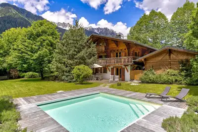 Image de Chalet avec Jacuzzi et Piscine extérieure (été)