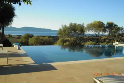 Villa récente  climatisée avec piscine à débordement dans propriété de 10 ha