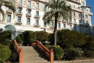 Image de Ancien Palace 1900 classé monument historique, situé dans un parc privé arboré