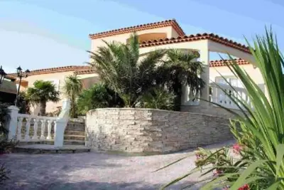 Image de Villa Piscine Calme Proximite Golf et Ville Historique