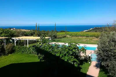 Image de Villa avec piscine et jardin avec vue mer-montagne à 3 km de la mer, idéale pour les familles