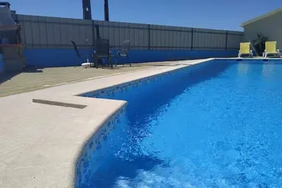 rez-de-chaussée d'habitation avec eau salée piscine