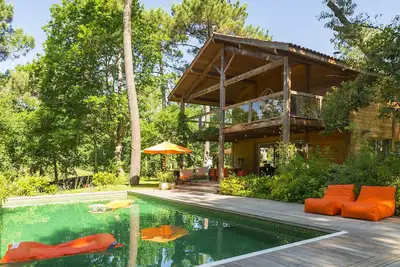 Image de Modern villa en bois sur grand terrain avec piscine chauffé situe au Golf de Biscarrosse.
