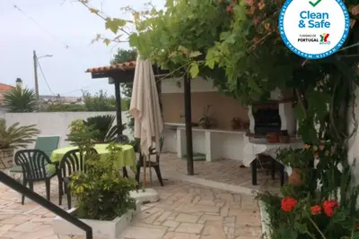Image de Moradia das Rosas, Ă 2, 5 km de la plage d'Areia Branca.