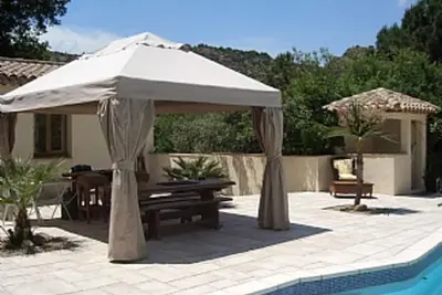Image de Cottage avec piscine privée (partagé avec les propriétaires uniquement) et espace extérieur spacieux