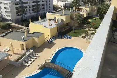 Image de Appartement avec de belles vues sur la plage et la marina surplombant les piscines privées