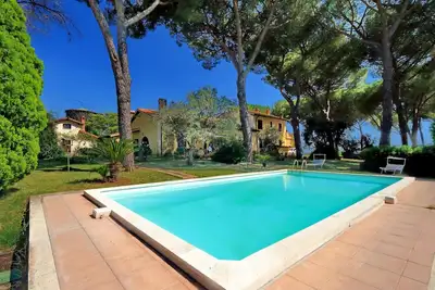 Image de Villa entourée de verdure dans la maison de campagne typique romaine