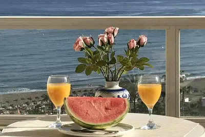 Image de Appart hôtel face à la plage avec de belles vues sur la mer, près de Puerto Marina