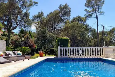 Image de Grande villa avec piscine près de la belle ville, idéale pour les familles et les groupes