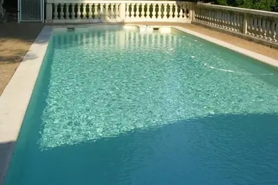 Image de demeure de caractère avec jardin et grande piscine -