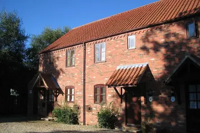 Image de Cottage dans un cadre paisible au bord du lac avec des plages, des promenades et les Broads à proximité