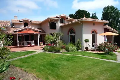 Image de Situé entre plages, Golf et bourg, studio avec terrasse dans propriété privée.