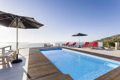 Image de Propriété moderne avec une vue incroyable et piscine chauffée à l'eau de mer