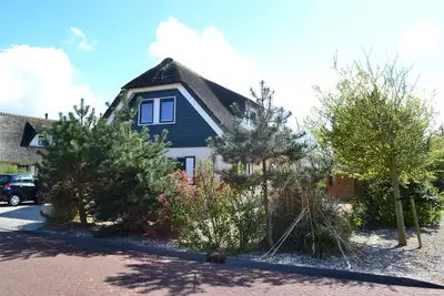 Image de Villa de prestige au toit de chaume avec sauna et solarium près de la plage