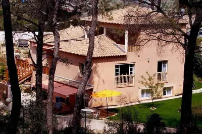 Image de Logement dans villa provençale au milieu de pins à 350 m de la plage