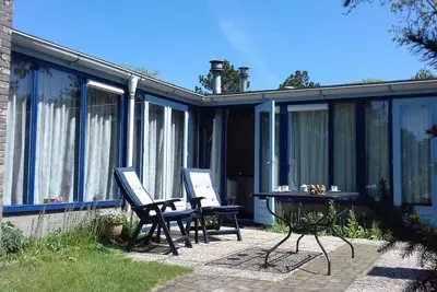 Image de Maison de vacances ensoleillée directement sur les dunes près de la mer