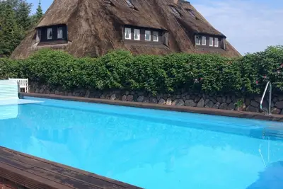 Image de Bel appartement au toit de chaume avec Wattenblick; piscine extérieure chauffée
