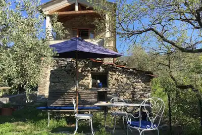 Detached rustico in Liguria, far-reaching views of unspoiled nature, olive groves