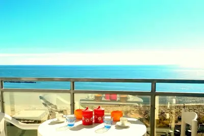 Image de Dominez la mer d'en haut! Bel appartement face à la mer