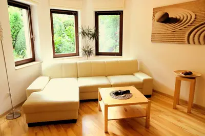 Image de maison de vacances au calme, de haute qualité, joliment meublées