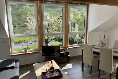 Image de Appartement confortable et d'un balcon avec vue exceptionnelle sur le fleuve