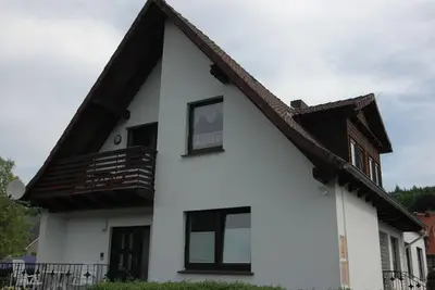 Image de Appartement moderne baigné de lumière avec balcon