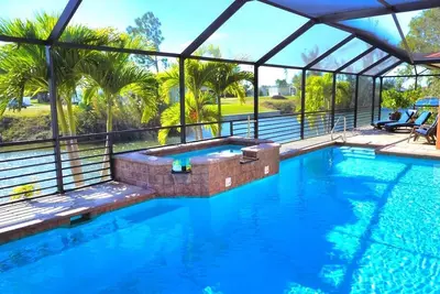 Maison de vacances sur l'eau avec piscine et spa surdimensionnés! ! !
