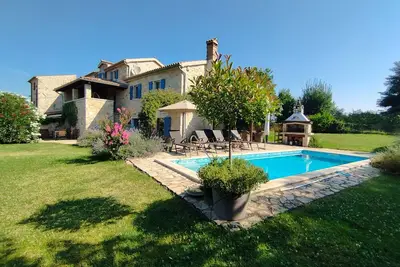 Charmante maison en pierre, piscine privée dans un endroit calme