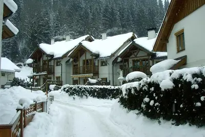 Image de Ski & été, luxueux chalet meublé à proximité des remontées mécaniques.