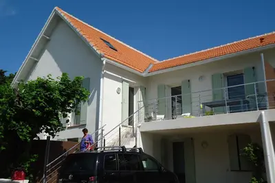 Image de appartement T 4 au 1er étage. escalier extérieur. Parking 1 voiture
