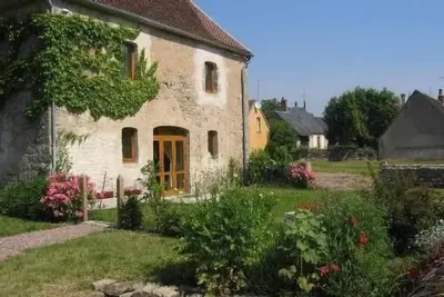 Image de Gîte spacieux avec terrasse et jardin au bord du canal du Nivernais