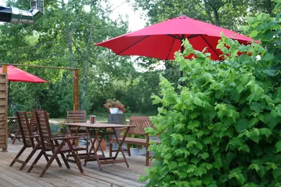 Image de Appartement confortable et calme dans la pinède avec un immense jardin et des animaux.
