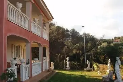 Image de 100 m du centre ville, appartement lumineux avec parking privé et vue sur la mer
