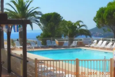 Image de Apt F2Domaine paysagé fermé magnique vue mer et Estérel grande piscine, ping po