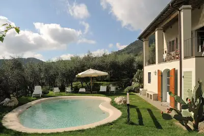 Image de Villa avec piscine privée, jardin,