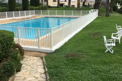 Image de Joli 2 pièces niché au coeur d'un parc, refait à neuf, avec piscine et tennis