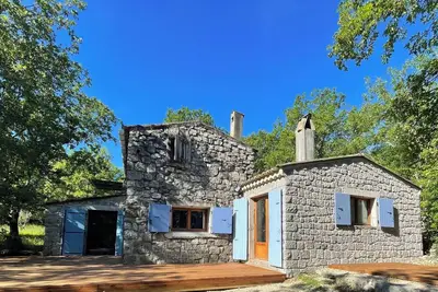 Image de Maison en pierre de caractère, parc naturel de Chauzon, surplombant l'Ardèche