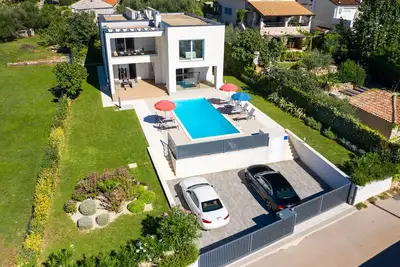 Villa de luxe Orchidea avec vue sur la mer et une grande piscine