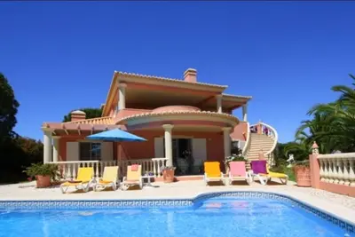 Image de Villa de luxe avec piscine chauffée pour familles ou groupes pour 8 personnes