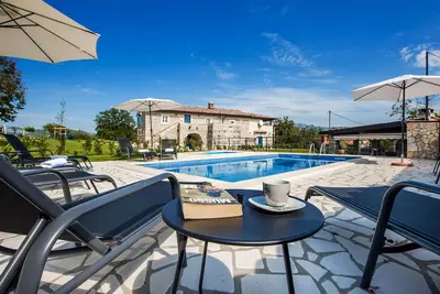 Image de Belle villa dans un bel emplacement avec court de tennis