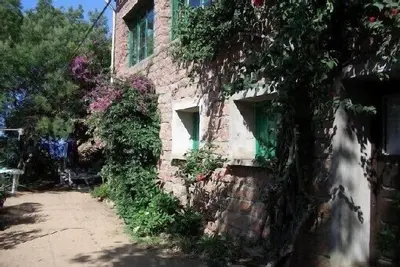Image de Porto Villa traditionnelle en granit rose, vue sur la mer tour et montagne