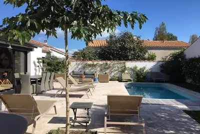 Image de Superbe maison avec piscine chauffée au bois plage. \n700m d'une très belle plage