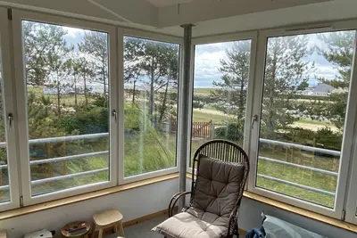 Image de Belle maison en bord de mer avec vue dans un cadre tranquille et verdoyant