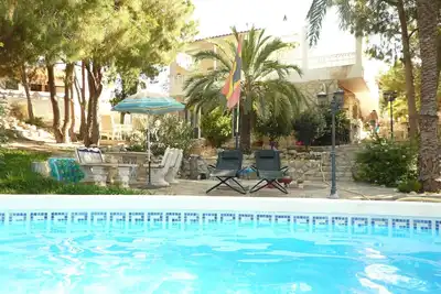 Image de Spacious residential landscape, garden with pool, 8 minutes to the beach.