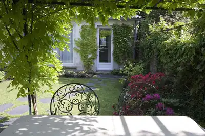 Image de Une maison d'hĂ´tes de charme dans un jardin Ă 500m de Paris