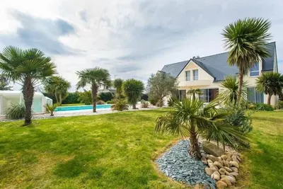Image de Villa avec piscine chauffé, jacuzzi et sauna dans un écrin de verdure