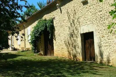 Image de Agréable maison en pierre entourée de bois et prairies