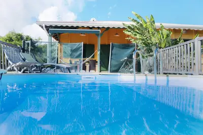 Image de Villa créole aux couleurs chatoyantes se prolongeant par la piscine