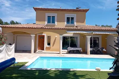 Image de Villa avec piscine sécurisée au bord de la mer dans une impasse très calme
